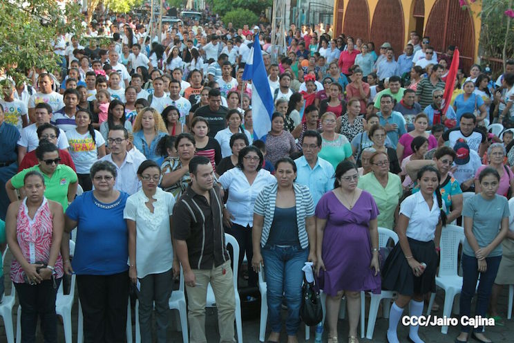 Leoneses inauguran monumento y mural en homenaje a Luisa Amanda y Enrique Lorente